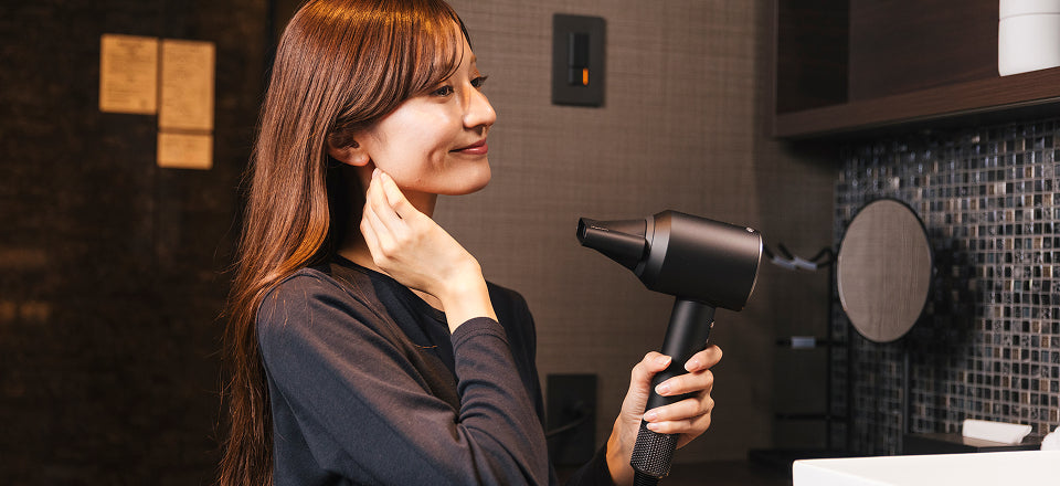 シャワーで気分を整えた後は、パパとお部屋でゆったりリラックス。