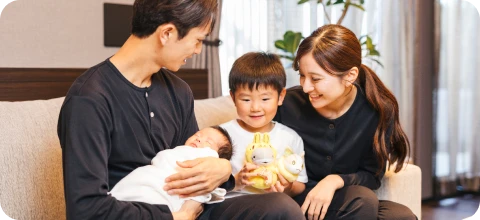 赤ちゃんを温かく見守る家族