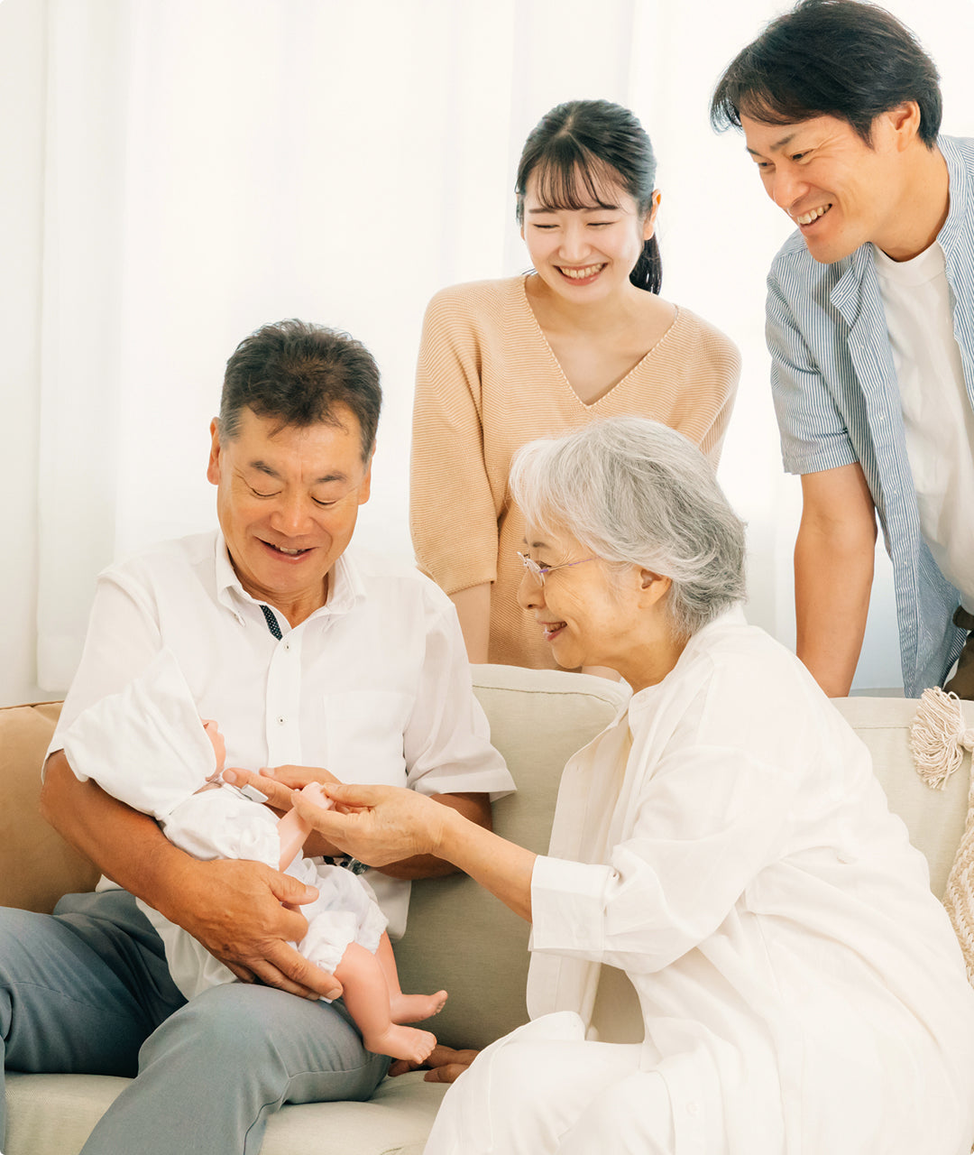 画像：赤ちゃんを温かく見守る家族