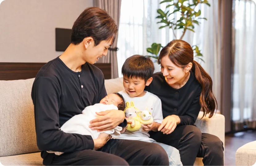 画像：赤ちゃんを温かく見守る家族